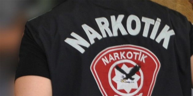 S�ratli ara� kulland��� i�in durdurulan gencin arac�nda ve evinde uyu�turucu ele ge�irildi