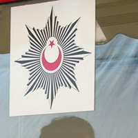 38 POL�S ADAYI KAPI DI�ARI 