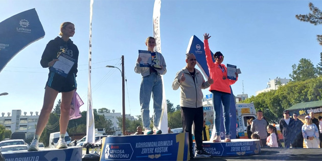 lker Lefkoa Maratonu’nda dereceye giren kouculara dlleri verildi