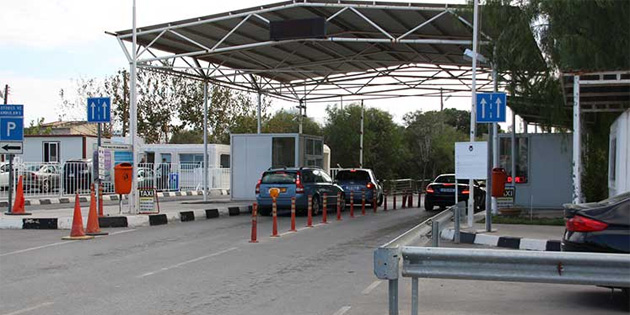 Gney Kbrs’tan kuzeye canl gvercin, tavuk eti ve donmu patates geirdi