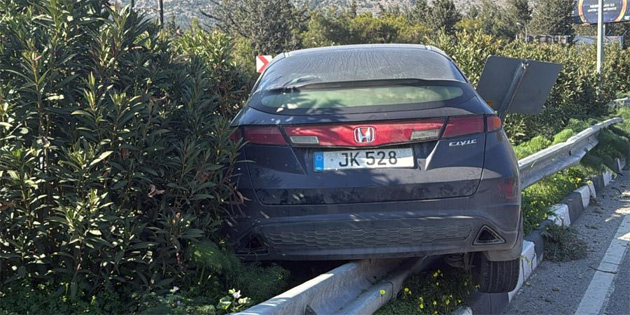 Direksiyon hakimiyetini kaybetti, �elik bariyerler �zerine ��karak durdu