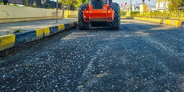 Bakanl�klar yolu asfaltlan�yor