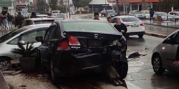 Lefko�a’da direksiyon hakimiyetini kaybeden s�r�c� park halindeki iki araca �arpt�