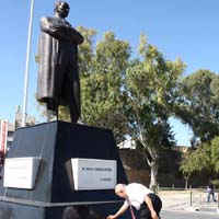 ��kran i�in sayg� duru�u