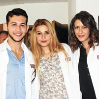 Beyaz �nl�k giydiler 