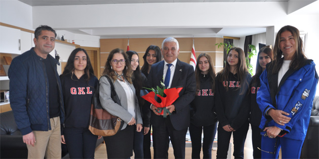�z��nar, Kurtulu� Lisesi Gen� K�z Kros tak�m�n� kabul etti