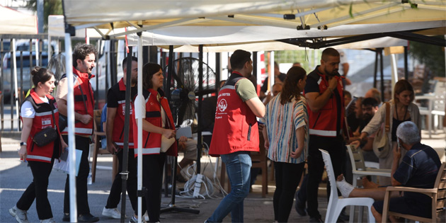 Gemi kazas�n�n ard�ndan aileler, limanda yak�nlar�ndan gelecek haberleri beklemeye devam ediyor