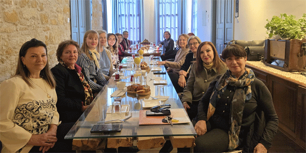 niversiteli Kadnlar Dernei Finlandiya Bykelisi Peltokoski’yle sosyal etkinlikte bir araya geldi