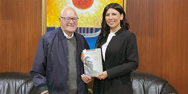 Bir S�r Adam- �lter K�rm�z�” isimli kitap �zdenefe’ye sunuldu