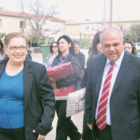 UBP’li kad�nlar hediye da��tt� 
