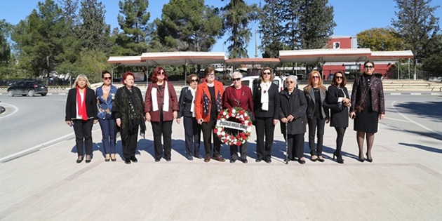 Kad�nlardan Atat�rk B�st�ne �elenk 