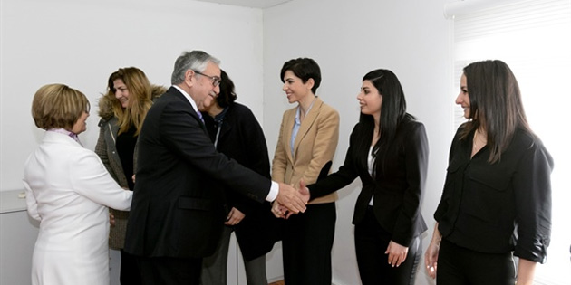 Cumhurba�kan� Ak�nc�, e�iyle birlikte kad�n �al��anlar� ziyaret ederek kutlad� 