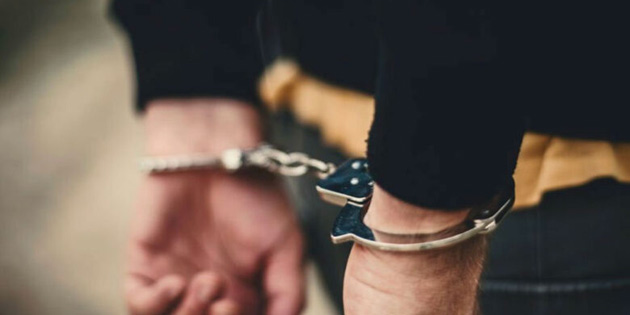 K�PE�� BALKONDA ATAN TUTUKLANDI 