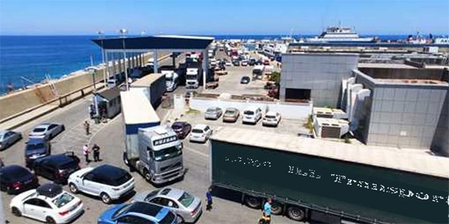 Girne’de turizm limannda insan kaakl 