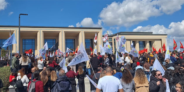 Sendikalar grevi ask�ya ald�