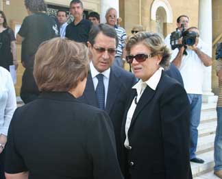 Oya Talat, rini Klerides’in cenaze trenine katld