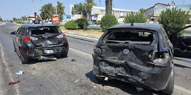 Lefko�a’da �� arac�n kar��t��� trafik kazas�nda d�rt ki�i yaraland�