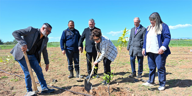 Ba�bakan �stel'in e�i Zerrin �stel, fidan dikim etkinli�ine kat�ld� 