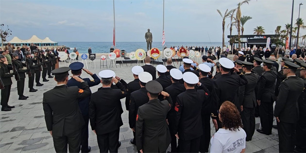 Atat�rk, il�elerde de t�renlerle an�ld�