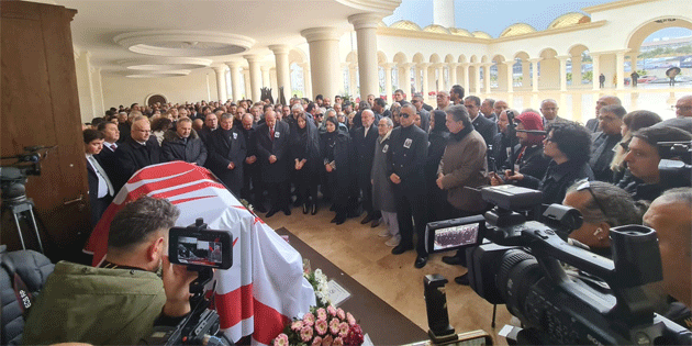 �� insan� Asil Nadir topra�a verildi