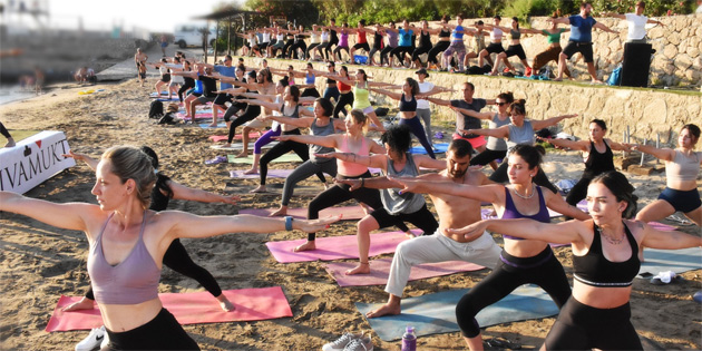 Girne Kervansaray Halk Plaj�’nda yoga etkinli�i d�zenleniyor 
