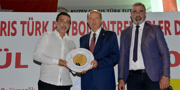 Tatar, futbol antren�rlerine �d�ll�lerini takdim etti