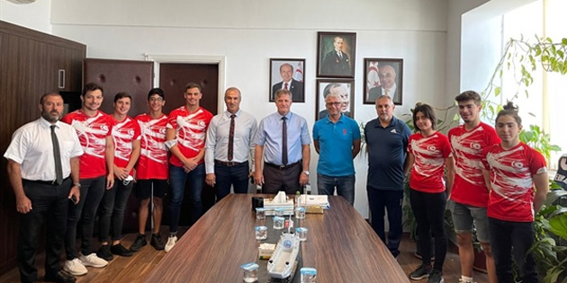 Bakan Arkl, Su Sporlar Federasyonu yetkilileri ve rekortmen su sporculariyla bir araya geldi 