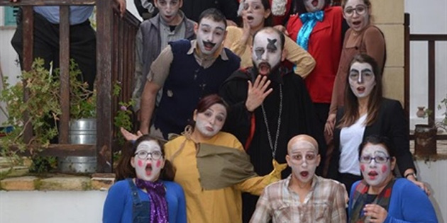 “Ayak bacak fabrikas�” adl� oyun perdelerini a�t� 