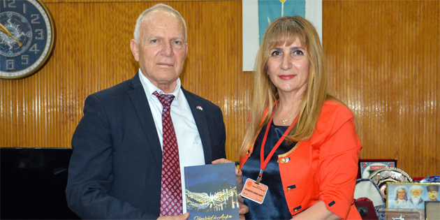 �lk� Alemdar kitab�n� T�re’ye takdim etti