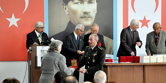 TMT’nin ilk bayraktar� Albay R�za Vuru�kan an�ld�