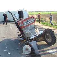 TRAKT�R �LE VAN ARA� �ARPI�TI 