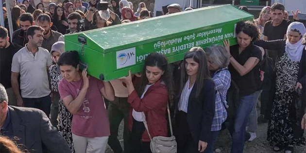 Rojin Kabai�'in  tabutunu kad�nlar ta��d�