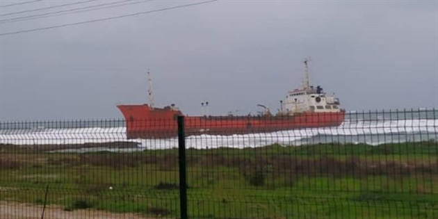 Gazimausa’da bir gemi karaya srklendi 