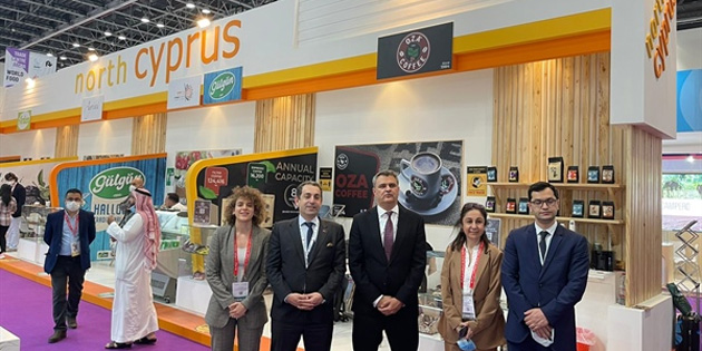 TC Abu Dabi B�y�kel�isi ile KKTC Temsilcisi Gulfood GIDA Fuar�’ndaki Kuzey K�br�s stand�n� ziyaret etti 