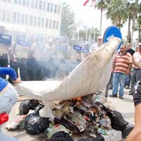 ���ELER HAVADA U�TU