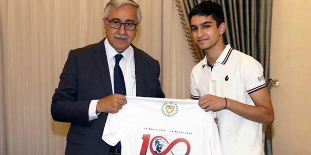 Cumhurba�kan� Ak�nc�, gen�leri konuk etti 