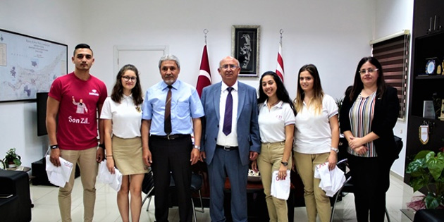 Milli E�itim Bakan� �zyi�it gen�leri kabul etti 