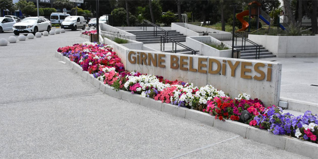 Girne’de peyzaj �al��malar� devam ediyor, mevsimlik �i�ekler dikiliyor 