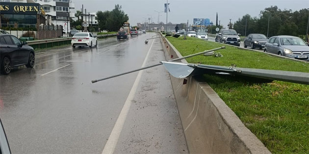 Polis �skele b�lgesindeki s�r�c�leri olumsuz hava ko�ullar�na kar�� uyard�