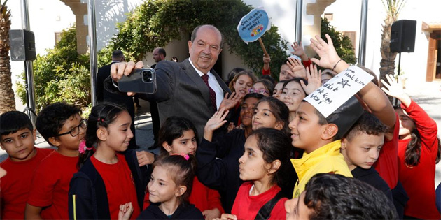 �ehit Tuncer �lkokulu m�d�r, ��retmen ve ��rencileri Cumhurba�kan� Tatar’� ziyaret etti