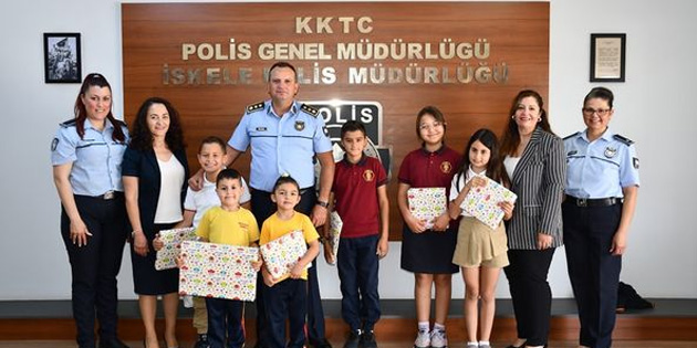 Polis m�d�rleri, �ocuklar� kabul etti 