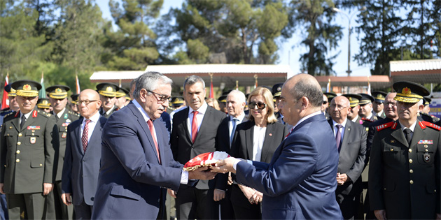 Ba�kent Lefko�a’da Atat�rk An�t� �n�nde t�ren d�zenlendi 