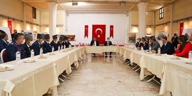 Basbakan Saner 19 Eyll Gaziler Gn nedeniyle Trkiye Muharip Gaziler Dernei Adana ubesi yeleriyle bir araya geldi 