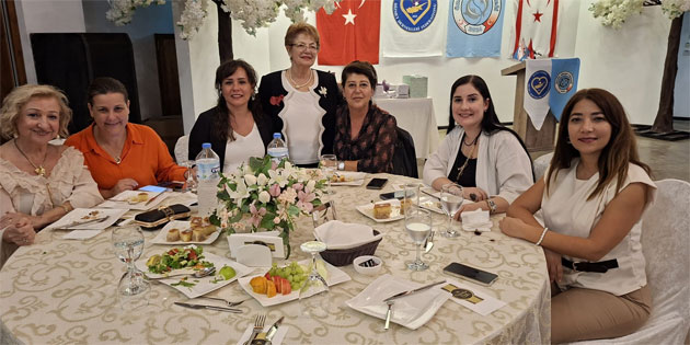 �zg�r Hizmet Derne�i, �zel e�itim okullar�n�n yarar�na yemek d�zenledi