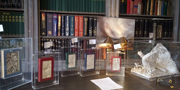 R�stem Kitabevi’nde “Kitap heykeli”