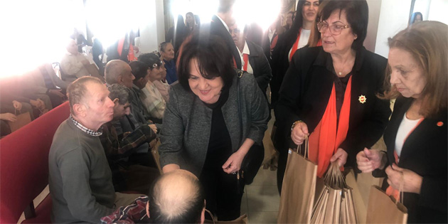 Zerrin �stel’den Kalkanl� Ya�am Evi’ne ziyaret