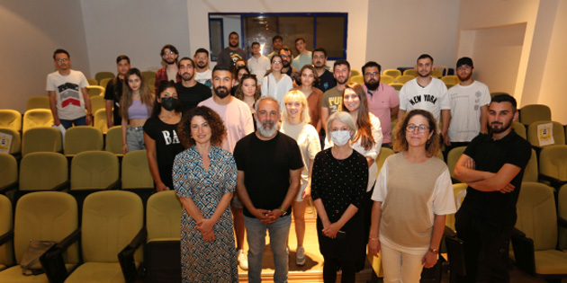 Foto�raf sanat��s� ve akademisyen Yrd. Do�. Dr. �smail G�k�e, LA�’de ��rencilerle bulu�tu 
