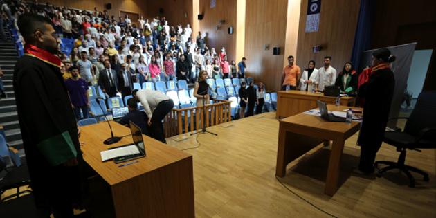 ��renciler, duru�mada ger�ekli�i yans�t�r gibi rol yapt� 