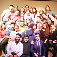 “Ada Turnesi Ske�leri” adl� tiyatro oyunu b�y�k alk�� ald� 