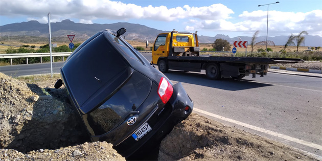 Yoldan ��kan ara� ref�jdeki �ukura d��t�